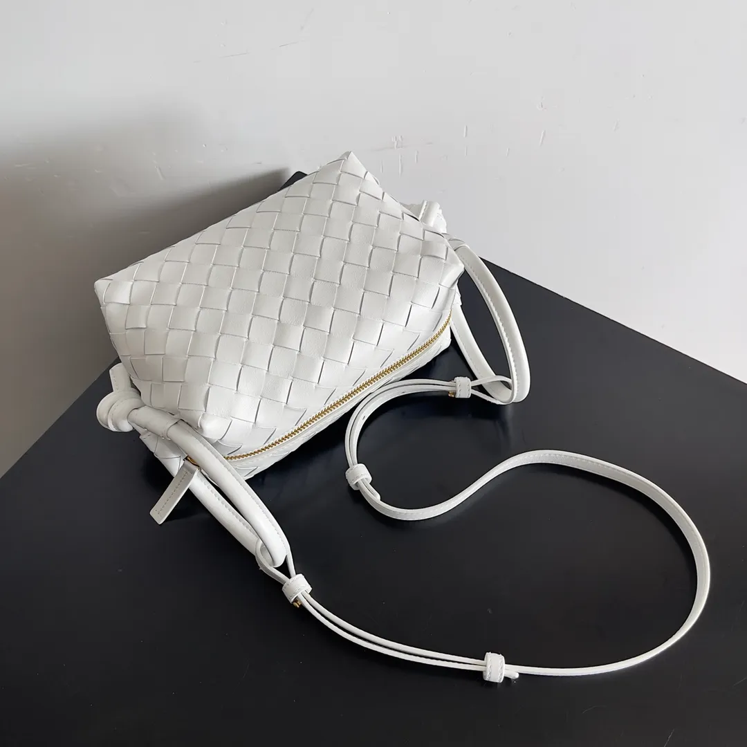 Batch 1360 BOTTEGA VENETA 2024 new loop is here! ! Many girls who like BV have owned the Loop bag. It has a simple appearance, classic weaving, and a compact and lightweight bag shape. This innovation continues the "camera bag" shape. Unlike the traditional Loop bag, which can only be worn as a crossbody bag, this innovation It can be carried by hand or cross-body, satisfying both the concave shape and daily needs. The oversized buckle can be folded and used as a handle. The sultry heat in summer ☀️ usually reduces people's desires. Having a lightweight bag will greatly enhance the happiness of traveling🫧 Style number: 796615 Size: 19*12*9cm